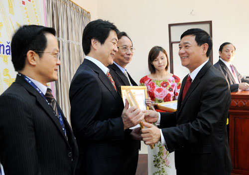 Bí thư Tỉnh ủy Trần Văn Túy trao Bằng khen của UBND tỉnh cho các doanh nghiệp có thành tích xuất sắc | bắc ninh